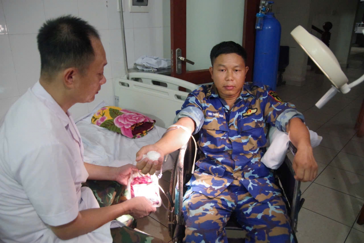 Cán bộ chiến sĩ trên đảo tình nguyện hiến máu giúp bệnh nhân - Ảnh: Văn Thắng