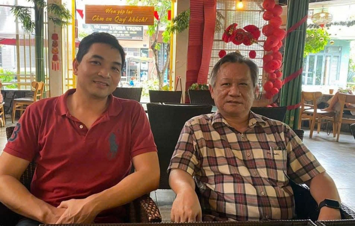 PGSTS Phạm Minh Thông (ảnh trái) bên người thầy giáo cũ của mình thầy Huỳnh Tấn Châu - Hiệu trưởng trường THPT chuyên Lương Văn Chánh (Phú Yên cũ) 