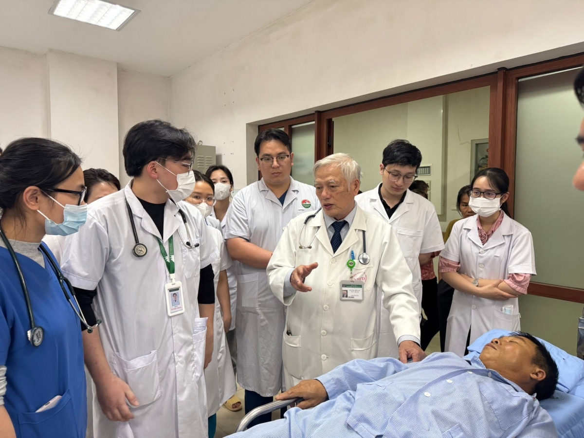ThS.BSCKII Nguyễn Hồng Hà - Nguyên Phó GĐ BV Bệnh Nhiệt đới Trung ương trực tiếp hội chẩn ca bệnh khó đồng thời cập nhật kiến thức chuyên môn cho đội ngũ bác sĩ trẻ của BVĐK Ba Vì. Ảnh: BV cung cấp