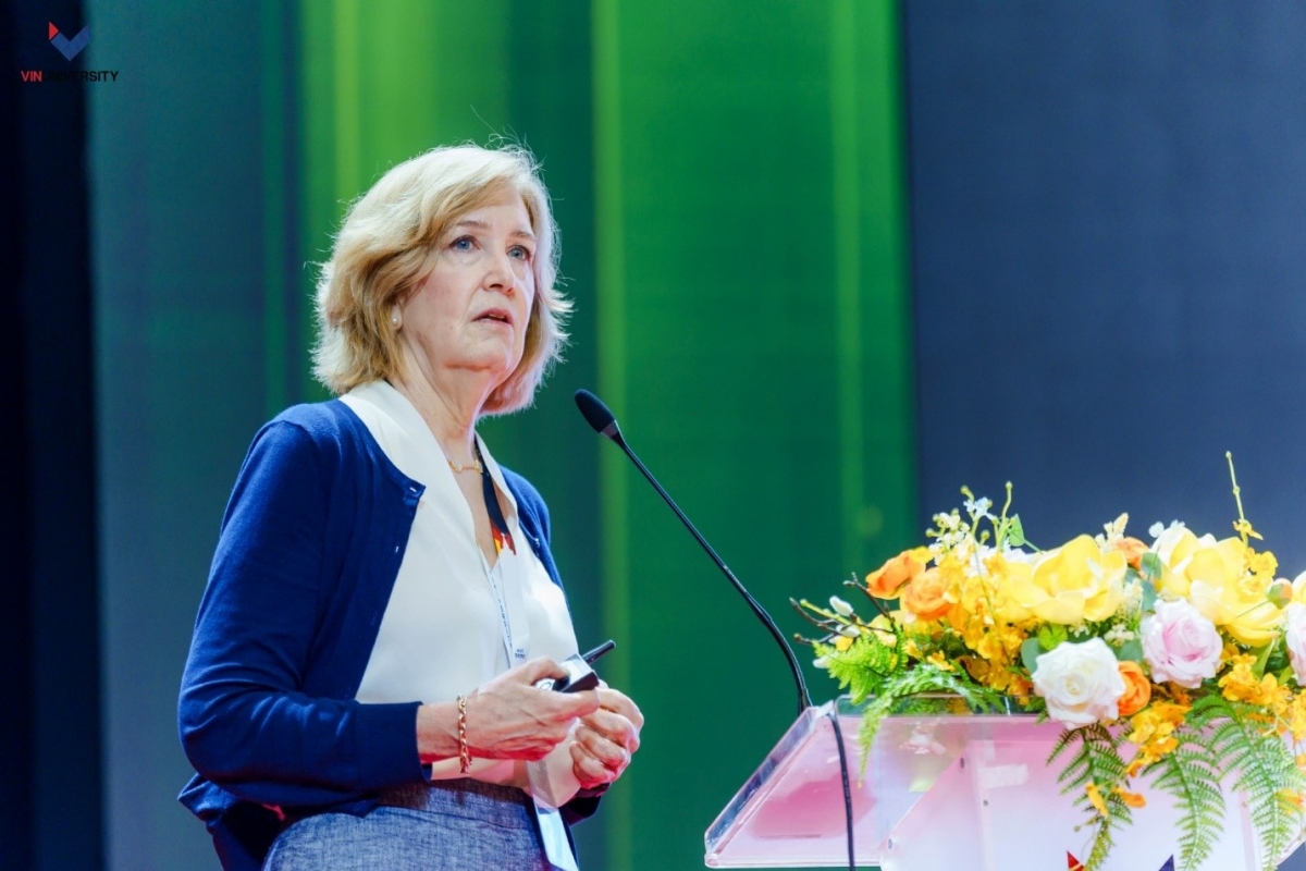 Giáo sư Laura Lewis trình bày báo cáo tổng quan về vật liệu đất hiếm, cơ hội và thách thức và các lợi thế của Việt Nam (Ảnh: VinUni)