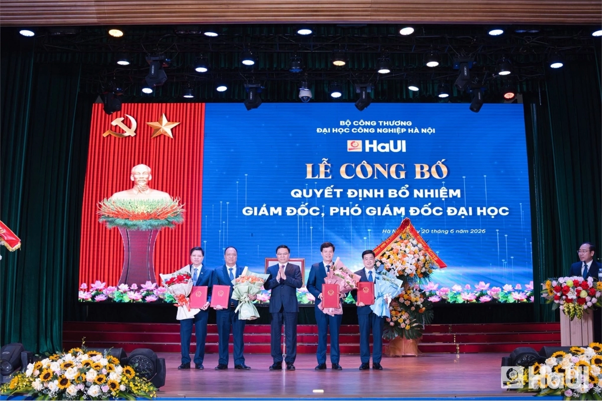 Ông Lê Mạnh Hùng - Bộ trưởng Bộ Công Thương trao quyết định bổ nhiệm Phó Giáo sư, Tiến sĩ Kiều Xuân Thực (thứ hai từ phải sang trái) giữ chức Giám đốc Đại học Công nghiệp Hà Nội và các quyết định bổ nhiệm Phó Giám đốc (Ảnh: NTCC)