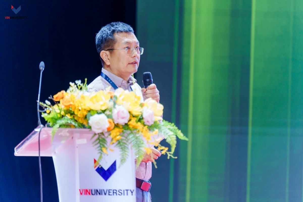 Giáo sư Xiaodong Xu trình bày báo cáo tổng quan về những khám phá mới về hiệu ứng Hall dị thường lượng tử, có tiềm năng ứng dụng trong công nghệ điện tử thế hệ mới ( Ảnh : VinUni )