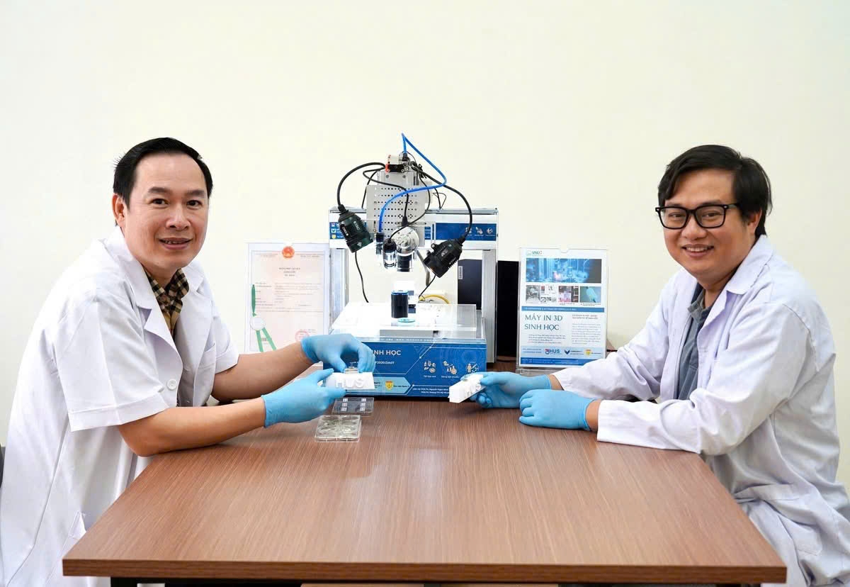 PGS. TS. Nguyễn Ngọc Đỉnh (bên phải) - Đồng chủ nhiệm dự án VINIF- 2020.DA07 và PGS. TS. Đỗ Xuân Hai (trái) - Thành viên chính của dự án (Ảnh: HUS)