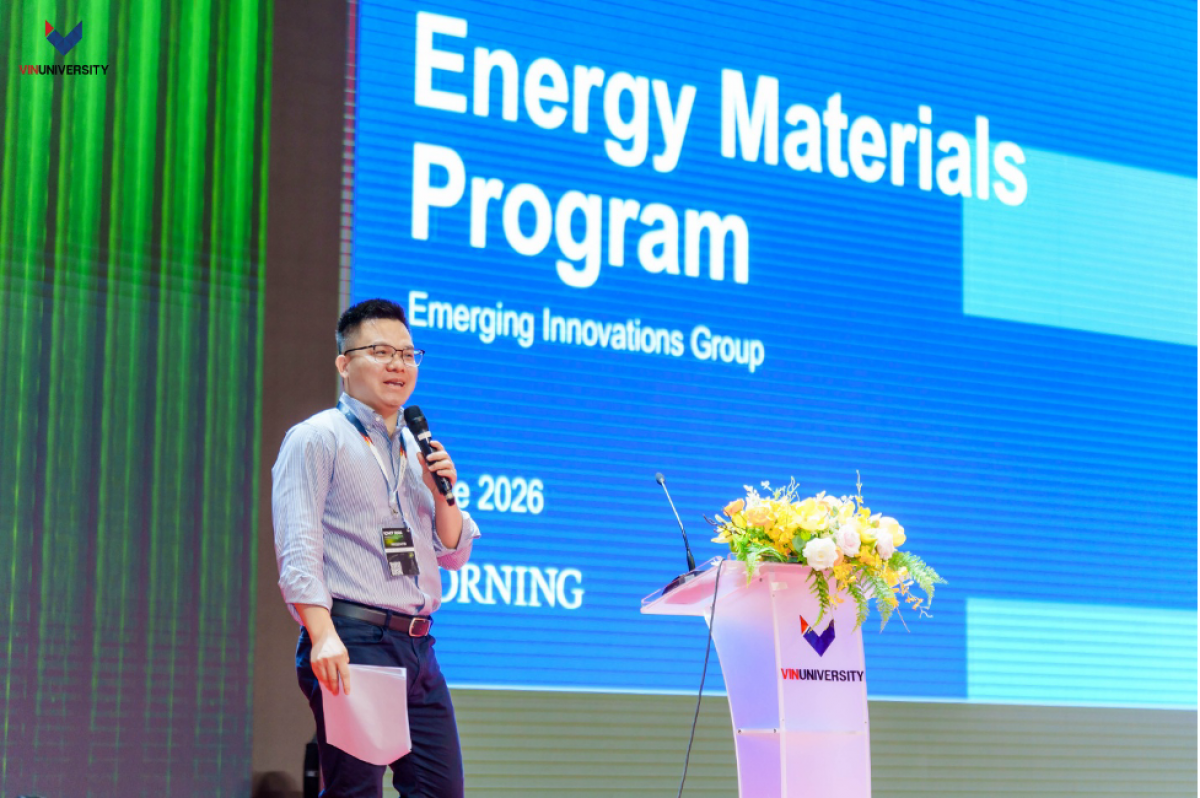 Ông Đỗ Văn Quân, Giám đốc Điều hành Corning Incorporated tại Việt Nam, trình bày những tiến bộ mới nhất trong công nghệ vật liệu gốm dẻo (Ribbon Ceramics) và tiềm năng ứng dụng trong các hệ thống pin thể rắn hiệu suất cao (Ảnh : Vin Uni )