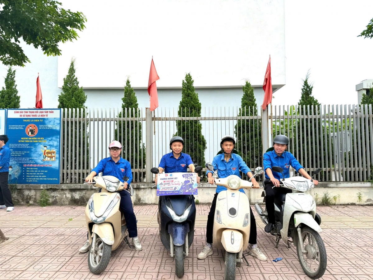 “Xe ôm tình nguyện 0 đồng” luôn túc trực tại các điểm thi để hỗ trợ thí sinh
(Ảnh: Thành đoàn Hà Nội)