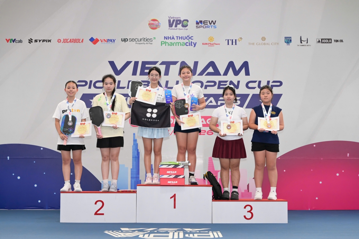 Trao thưởng cho những VĐV xuất sắc nhất ở nội dung đôi nữ U18 (ảnh: BTC)