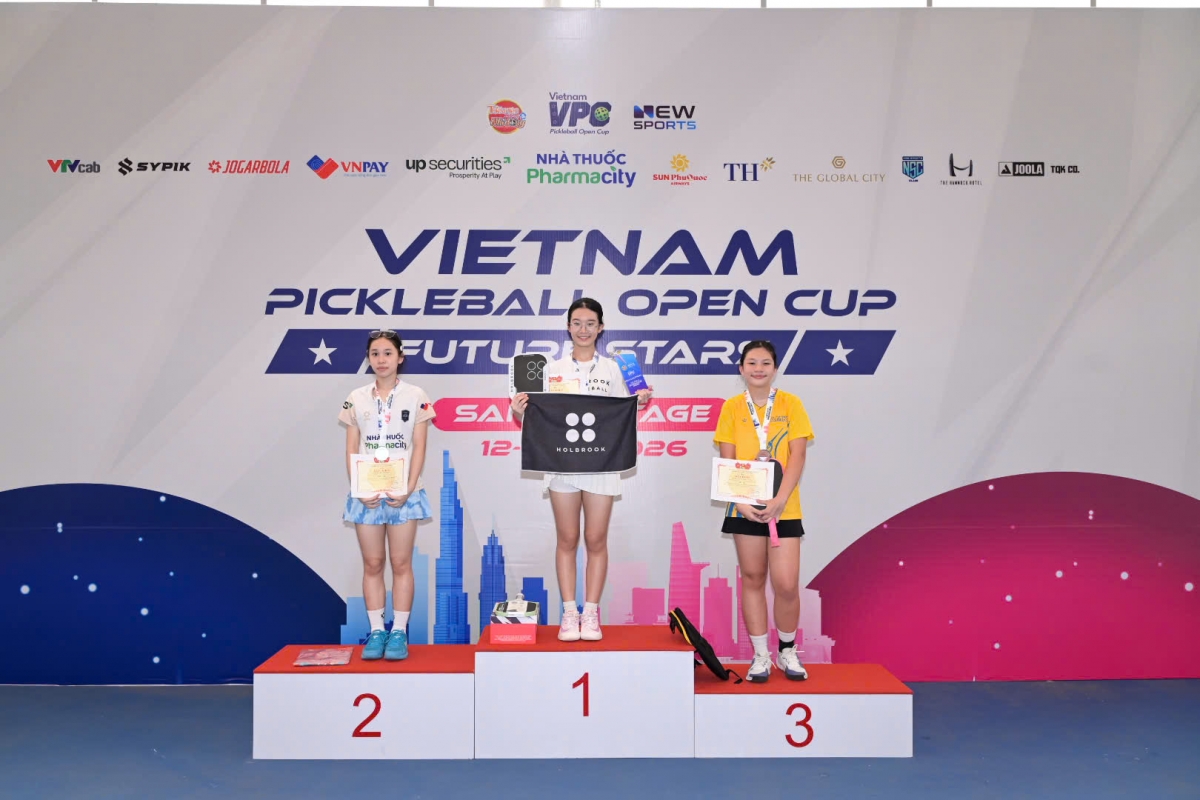 Trao thưởng cho các VĐV xuất sắc nhất ở nội dung đơn nữ U18 (ảnh: BTC)
