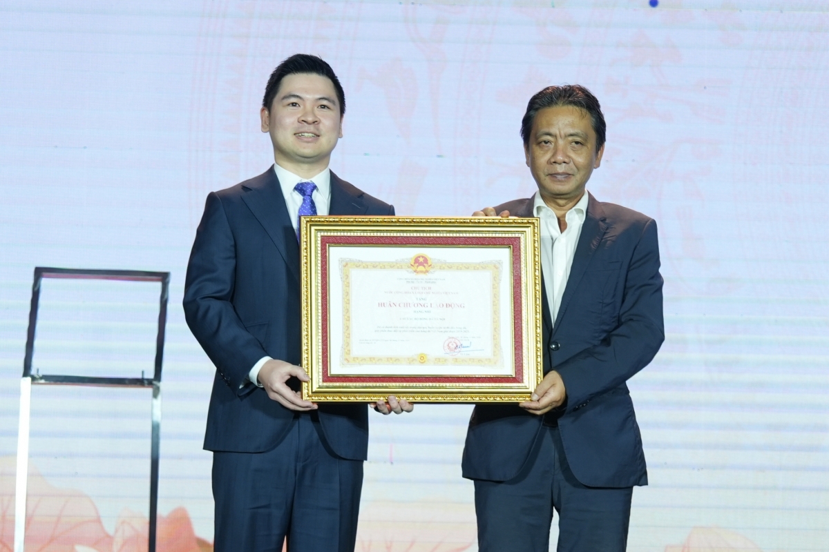 Thứ trưởng Bộ VH - TT và DL Hoàng Đạo Cương trao Huân chương Lao động hạng Nhì
cho Chủ tịch CLB Đỗ Vinh Quang (ảnh: HNFC)