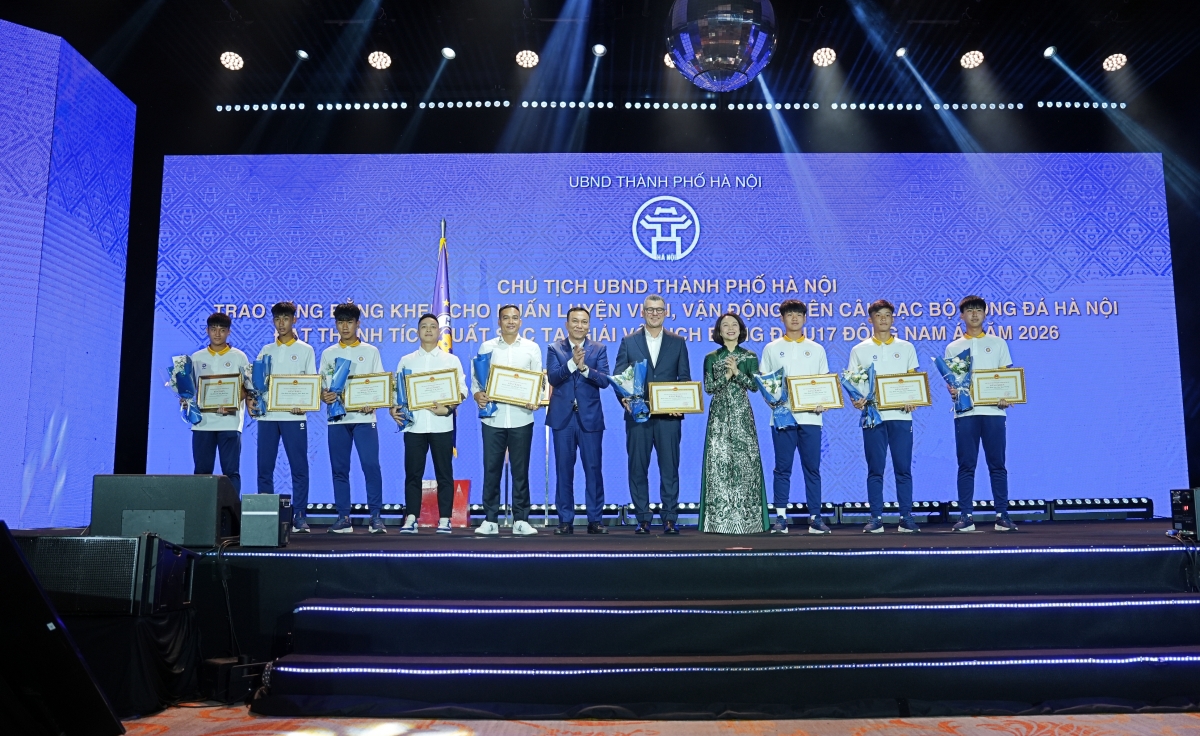 HLV Cristiano Roland và các cầu thủ trẻ của CLB Hà Nội nhận bằng khen của UBND thành phố Hà Nội
(ảnh: HNFC)