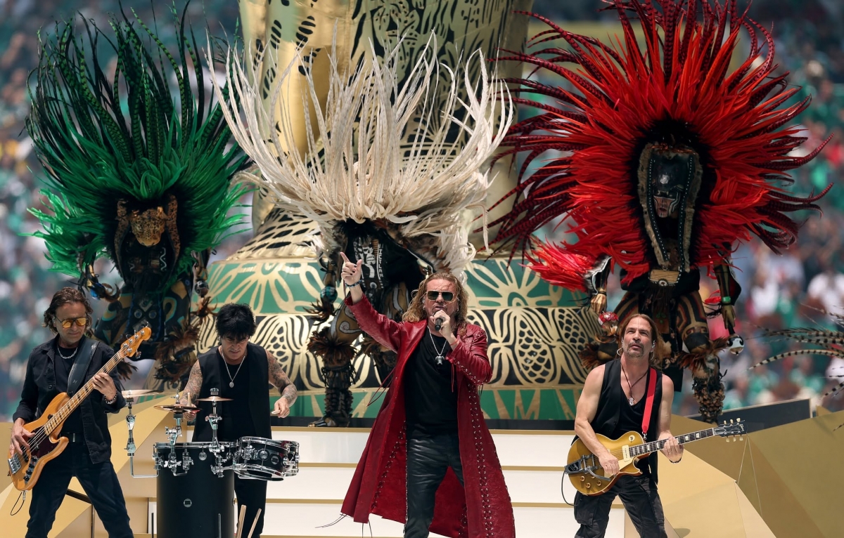 Ca sĩ người Colombia J Balvin biểu diễn trên sân khấu với bài hát I Like It trong tiếng reo hò vang dội từ khán đài (Ảnh: FIFA)