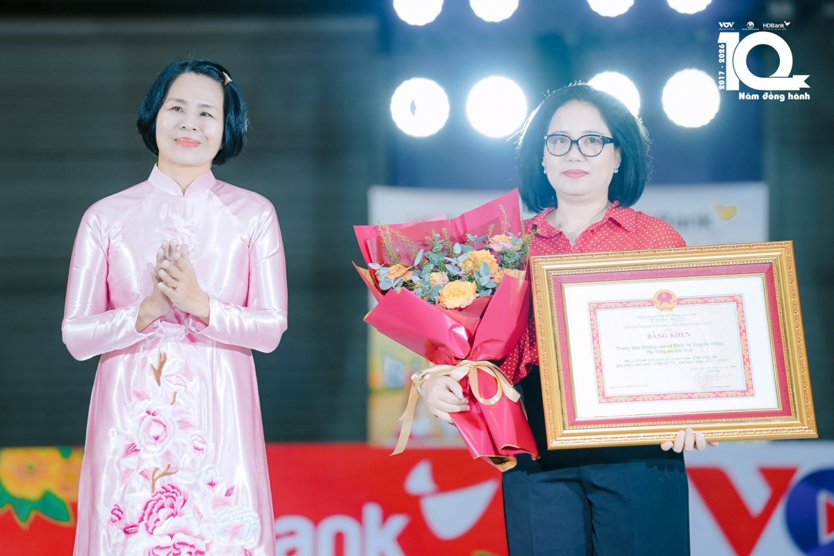 Bà Lê Thị Hoàng Yến - Phó Cục trưởng Cục TDTT Việt Nam trao tặng Bằng khen của Bộ VH-TT&amp;DL cho Bà Nguyễn Kha Thoa - Giám đốc Trung tâm Quảng cáo và Dịch vụ Truyền thông VOV (Ảnh: VOV)
