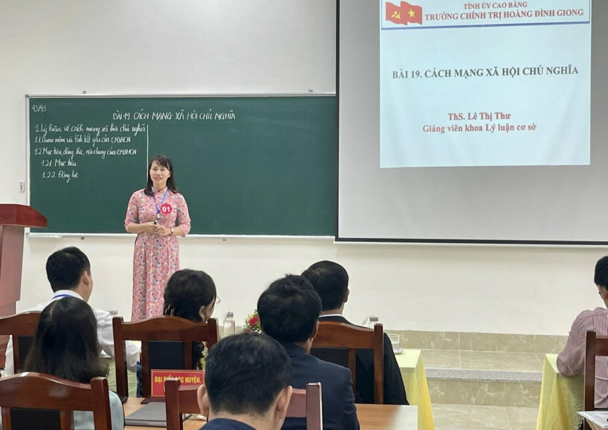 Ảnh: Giảng viên trường Chính trị Hoàng Đình Giong, Cao Bằng