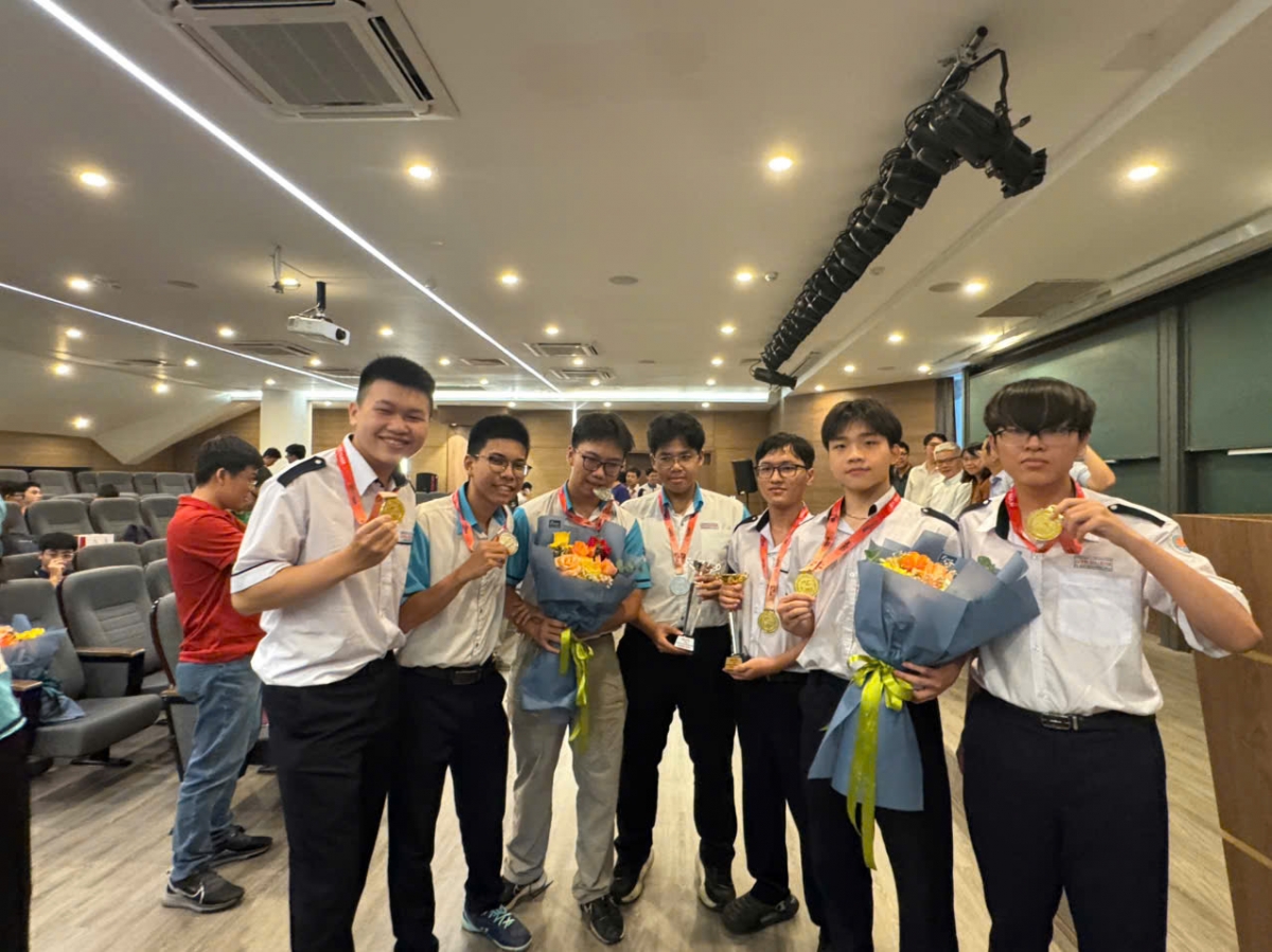 Cuộc thi còn giúp các đội gặp gỡ, giao lưu chia sẻ kinh nghiệm học toán (Ảnh: Thu Lương)