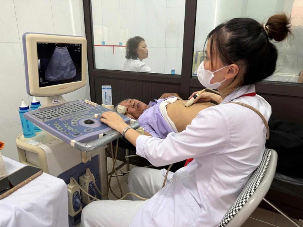 Trạm y tế xã Tiến Thắng, Hà Nội siêu âm tổng quát, tầm soát sớm các bệnh lý cho người dân. (Ảnh: Sở Y tế Hà Nội)