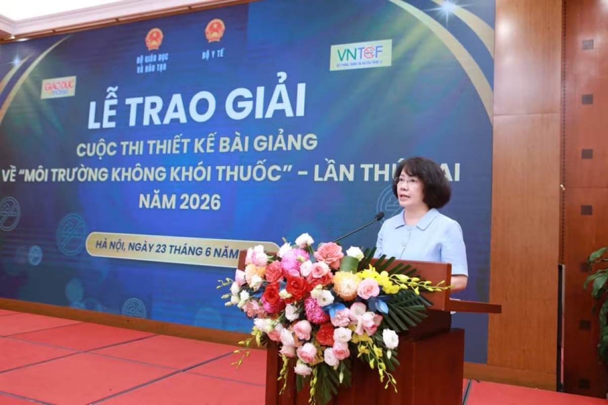 Bà Phan Thị Hải - Phó Giám đốc Quỹ Phòng, chống tác hại của thuốc lá (Bộ Y tế) chúc mừng các tác giả, nhóm tác giả đoạt giải( Ảnh BTC)