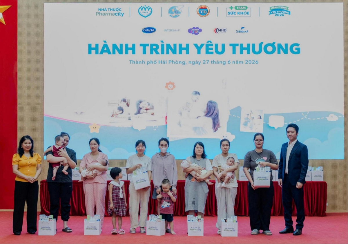 Ban tổ chức trao quà cho trẻ em và phụ nữ trong chương trình "Hành trình yêu thương"
(Ảnh: BTC)