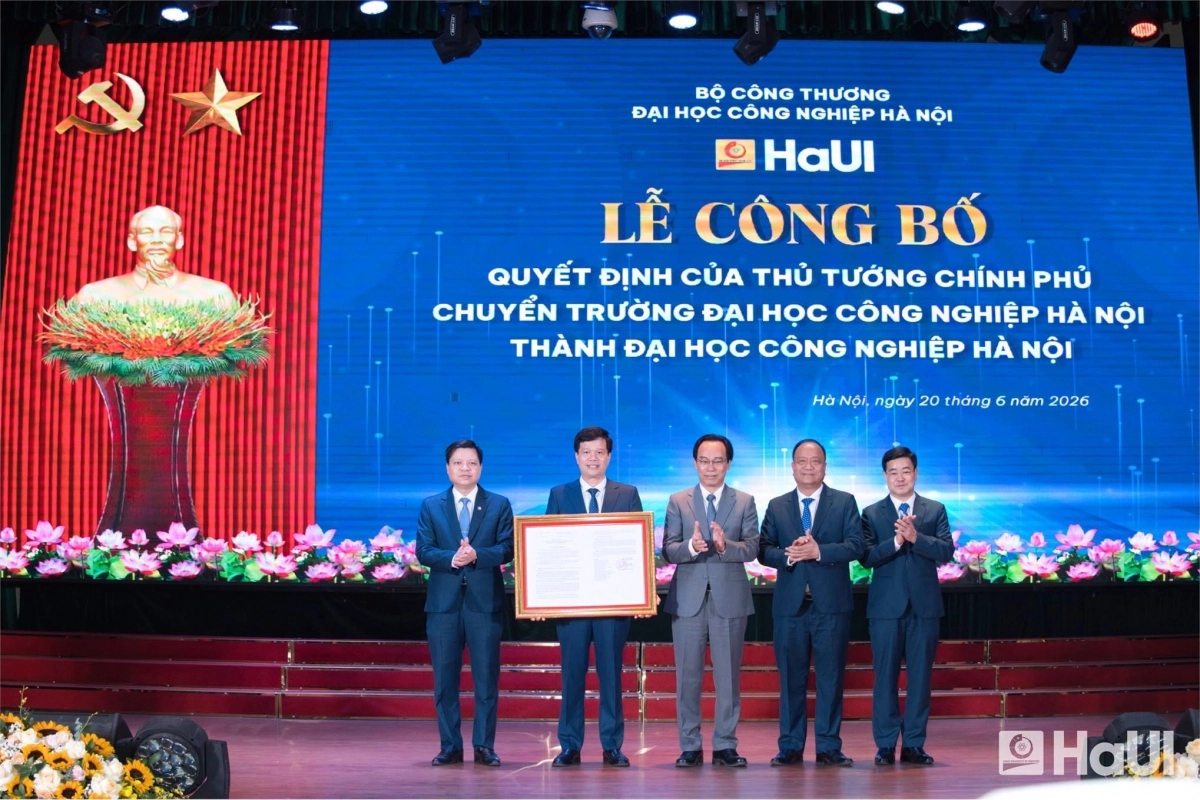 Bộ trưởng Bộ GD-ĐT Hoàng Minh Sơn trao Quyết định của Thủ tướng Chính phủ chuyển trường đại học Công nghiệp thành thành ĐH cho Ban lãnh đạo nhà trường. (Ảnh: ĐHCNHN)