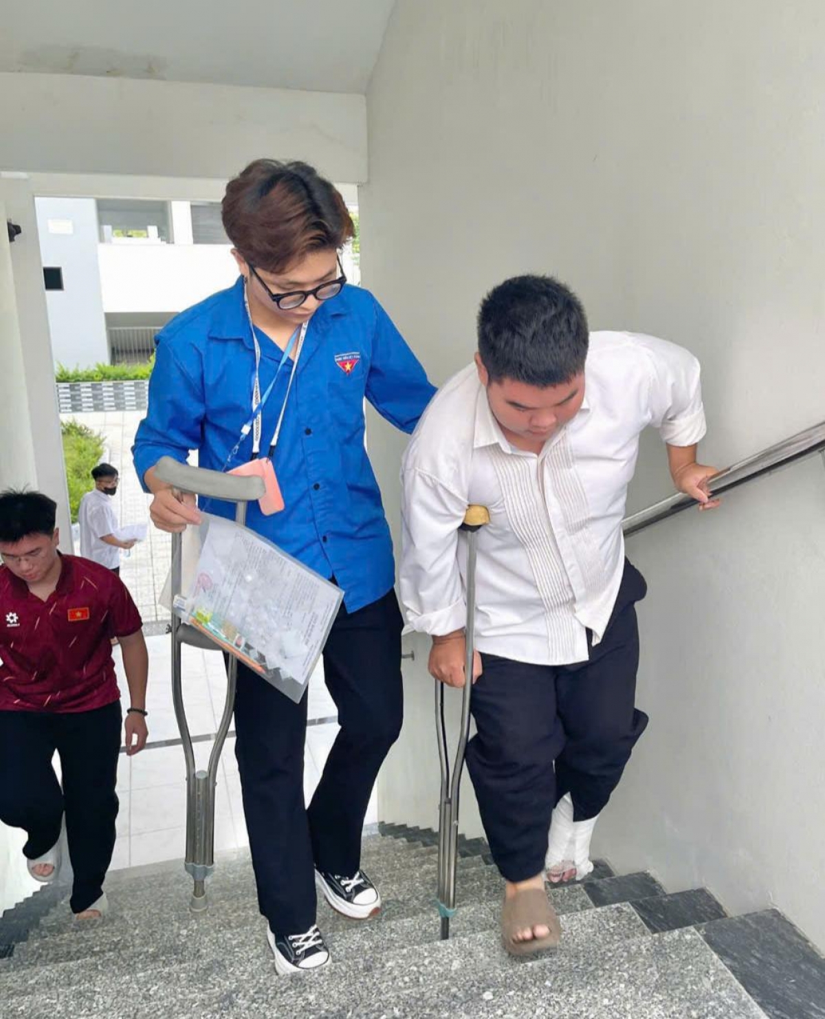 Các thí sinh gặp khó khăn được giúp đỡ (Ảnh: Thành đoàn Hà Nội)