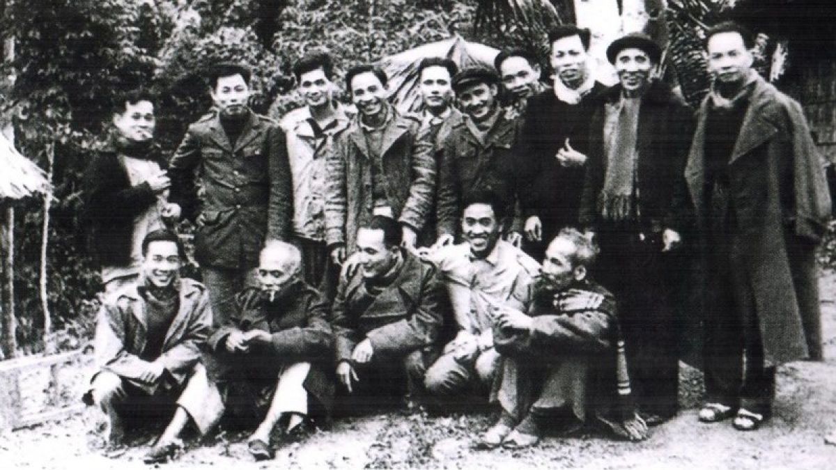 Bác Hồ (ngồi đầu tiên, từ phải sang) chụp ảnh cùng một số Ủy viên Trung ương Đảng khóa II (năm 1951) tại Chiêm Hóa, Tuyên Quang; đồng chí Hồ Tùng Mậu đứng thứ tư, từ phải sang (Ảnh tư liệu)