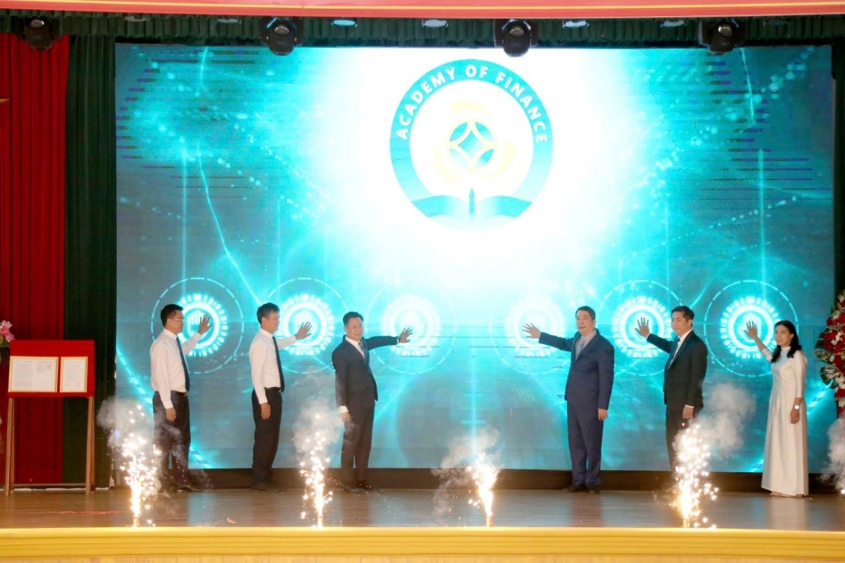 Lãnh đạo Bộ GD-ĐT, Lãnh đao Bộ Tài chính, Lãnh đao tỉnh Hưng Yên, Lãnh đạo Học viện Tài chính thực hiện nghi lễ công bố Quyết định thành lập Phân hiệu Học viện Tài chính tại tỉnh Hưng Yên 
(Ảnh: HVTC)