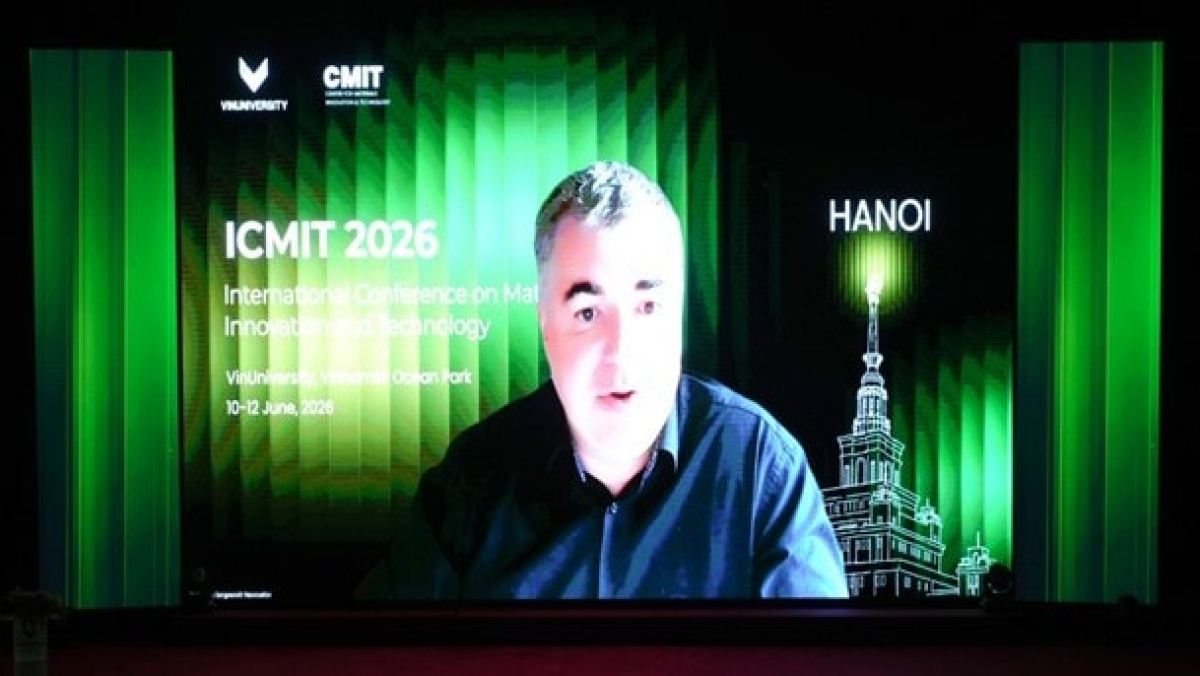 Giáo sư Sir Kostya Novoselov phát biểu khai mạc trực tuyến (Ảnh: VinUni)