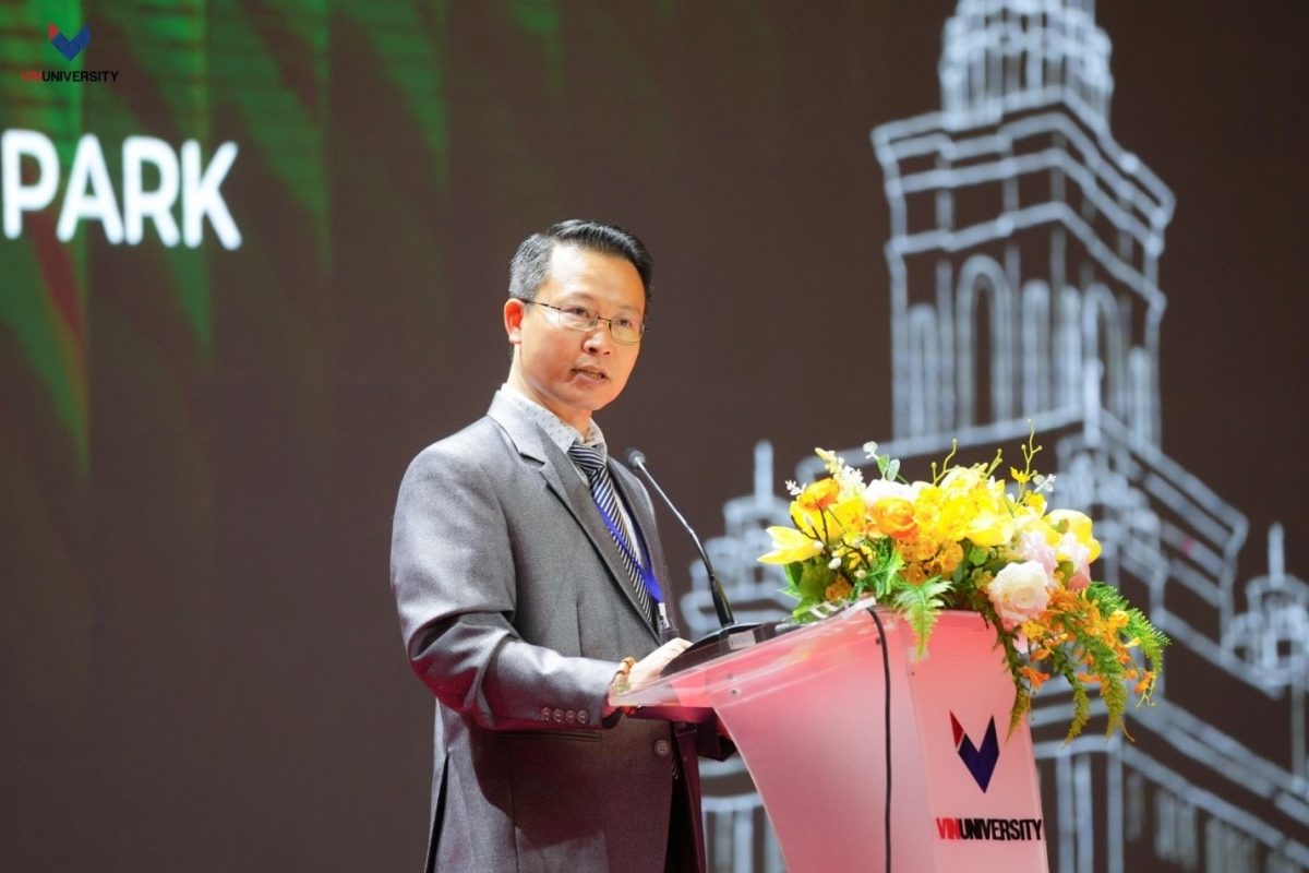 Giáo sư Phan Mạnh Hưởng phát biểu chào mừng các đại biểu tham dự Hội nghị Quốc tế ICMIT 2026
(Ảnh VinUni) 