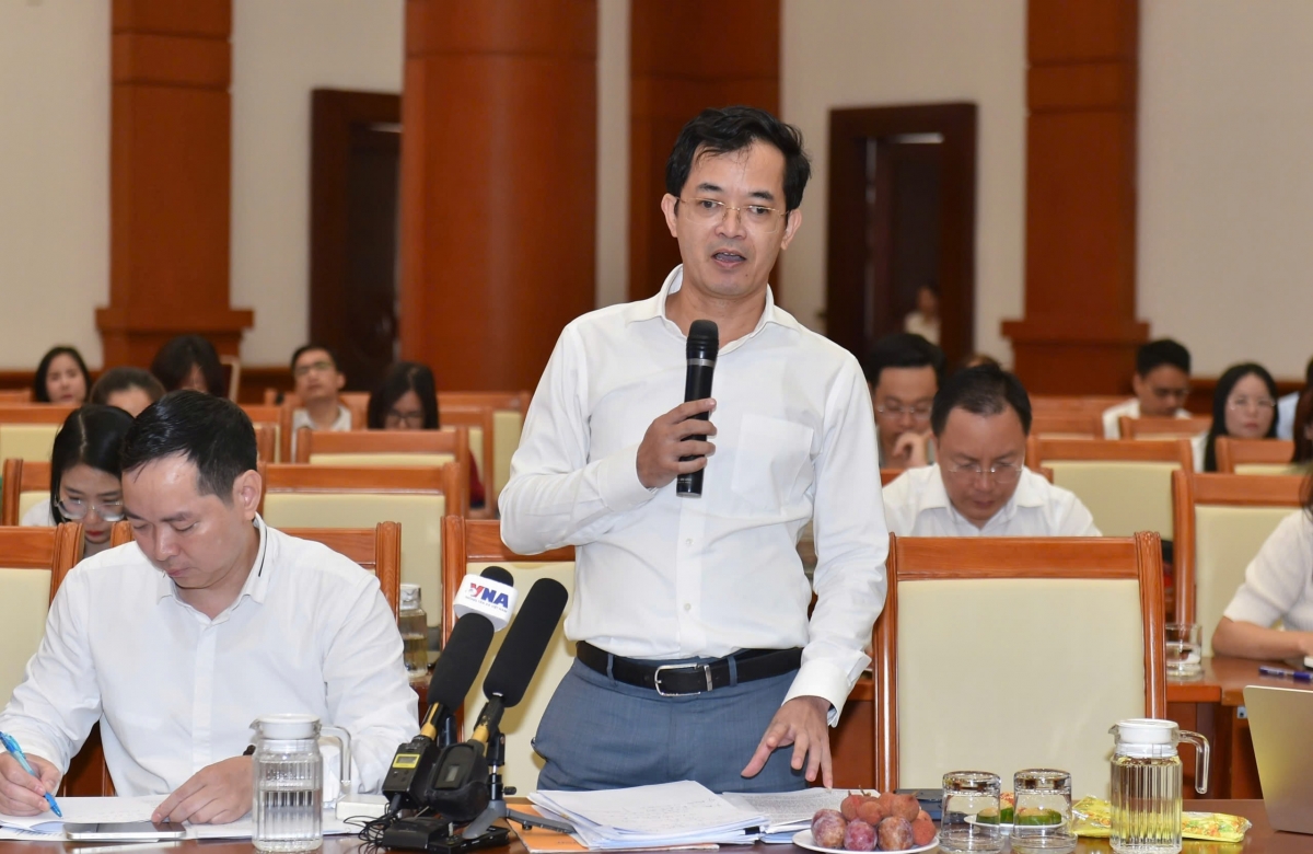 Ông Trương Bá Tuấn trao đổi về đề xuất miễn thuế tại Họp báo thường kỳ quý II Bộ Tài chính - Ảnh: Bộ Tài chính.