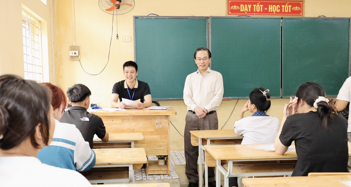 Bộ trưởng Bộ GD-ĐT Hoàng Minh Sơn kiểm tra công tác tổ chức Kỳ thi tốt nghiệp THPT năm 2026 tại điểm thi Trường THPT Nguyễn Du - Thanh Oai, xã Dân Hòa, TP Hà Nội chiều 10/6. Ảnh: Nguyễn Mạnh