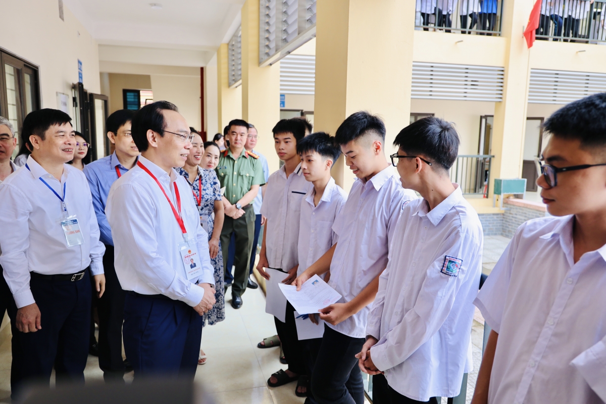 Bộ trưởng Hoàng Minh Sơn thăm hỏi và động viên các thí sinh tại điểm thi Trường THPT Kim Động (Hưng Yên) sáng 11/6. Ảnh: Nguyễn Mạnh