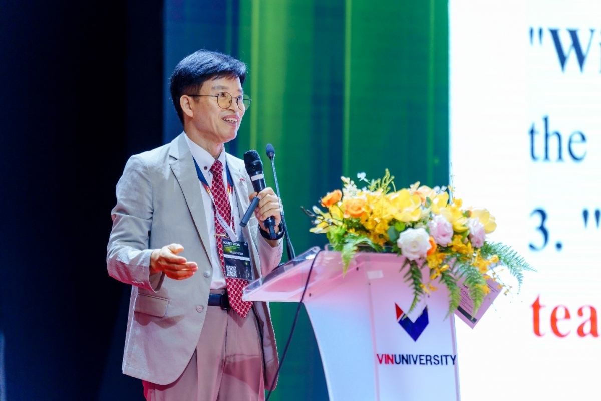 Giáo sư Gyeng Chul Kim trình bày báo cáo tổng quan về phát triển kinh tế dựa trên nền tảng khoa học công nghệ và cơ hội cho Việt Nam. (Ảnh: Vin Uni)