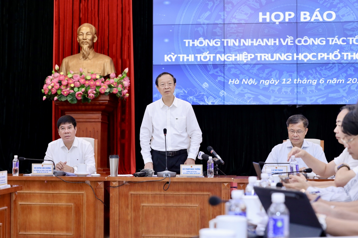Thứ trưởng trường trực Bộ GD-ĐT Phạm Ngọc Thưởng chủ trì buổi thông tin
(Ảnh: moet)​​​​​​
