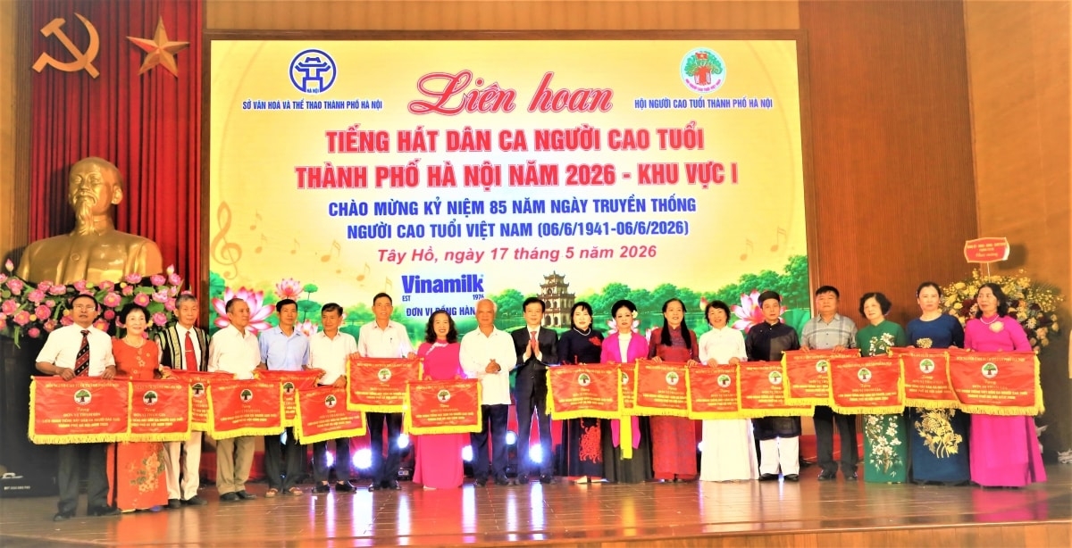 Ban tổ chức trao cờ lưu niệm cho các đội thi tại Liên hoan khu vực 1 (Ảnh: hanoi.gov.vn)