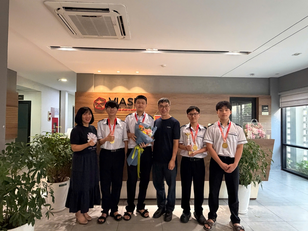 Lãnh đạo VIAMS chúc mừng đội giành giải nhất cuộc thi
(Ảnh:  Thu Lương)