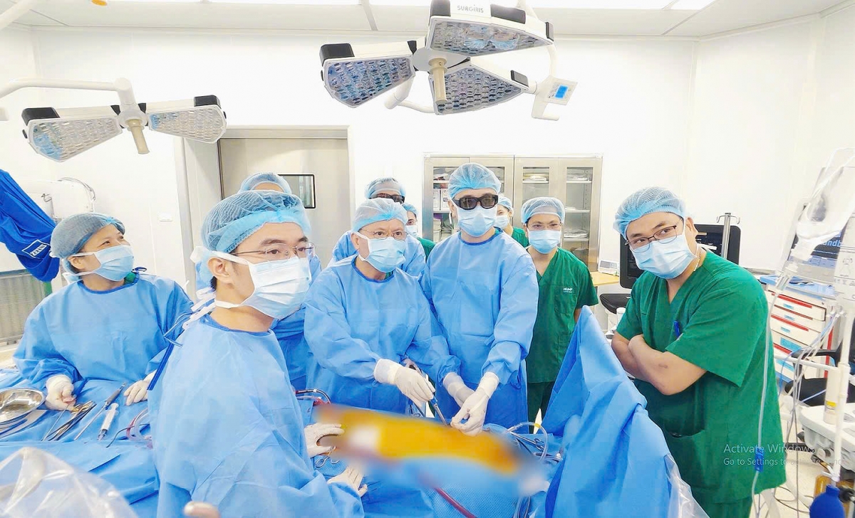Các Giáo sư, bác sỹ Bệnh viện Đại học Y Dược ĐHQGHN cơ sở Linh Đàm đang tiến hành ca phẫu thuật
(Ảnh: ĐH Y dược ĐHQGHN)
