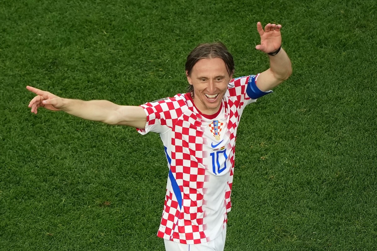 Ngôi sao 40 tuổi Modric chơi trọn vẹn cả trận và toả sáng (Ảnh: AP)