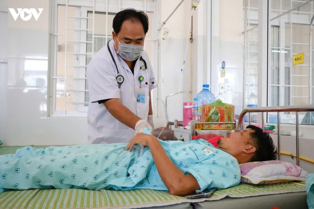 Bác sĩ BVĐK Trung tâm Gia Lai thăm khám cho bệnh nhân ngộ độc thực phẩm