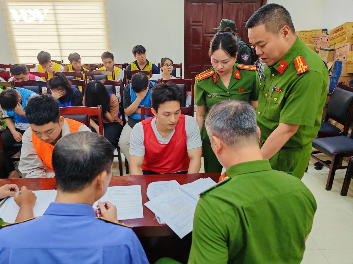Lực lượng chức năng lấy lời khai của một số đối tượng trong vụ án lừa đảo hợp đồng kỳ nghỉ.