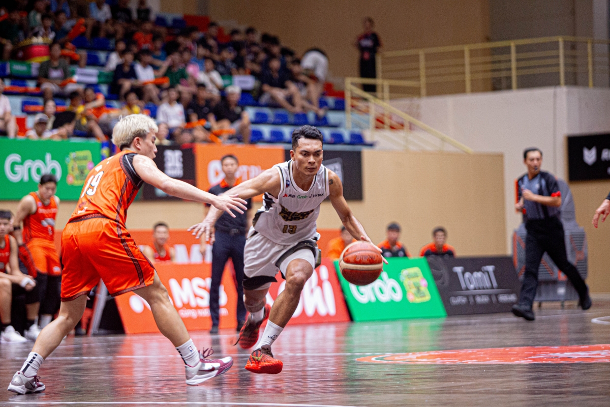 Saigon Heat (áo trắng) giành 2 chiến thắng cách biệt trước Danang Dragons (ảnh: VBA)