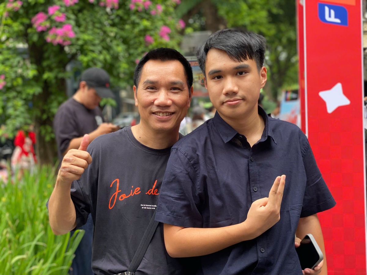 Phụ huynh Ngô Bá Lục đón con với nụ cười thường trực