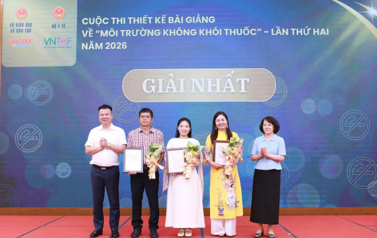 Nhà báo Triệu Ngọc Lâm, Tổng Biên tập Báo Giáo dục và Thời đại, Trưởng Ban Tổ chức cuộc thi và bà Phan Thị Hải, Phó Giám đốc Quỹ Phòng, chống tác hại của thuốc lá (Bộ Y tế) trao giấy chứng nhận và tặng hoa chúc mừng các tác giả đoạt giải Nhất.( Ảnh BTC)
