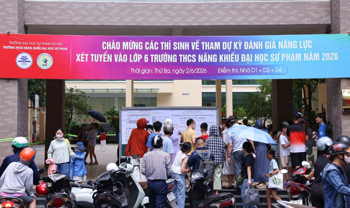 Khung cảnh phía ngoài phòng thi chiều 2/6. Ảnh: Trường ĐHSPHN
