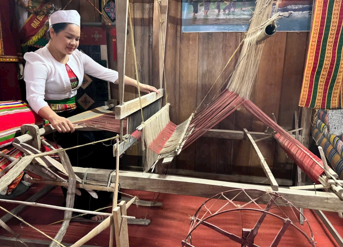 Hình ảnh người phụ nữ Mường bên khung cửi ở Mường Cốc (Mỹ Đức, Hà Nội) cùng nét văn hóa bản địa trở thành điểm nhấn thu hút du khách. Ảnh: Gió Núi Famstay