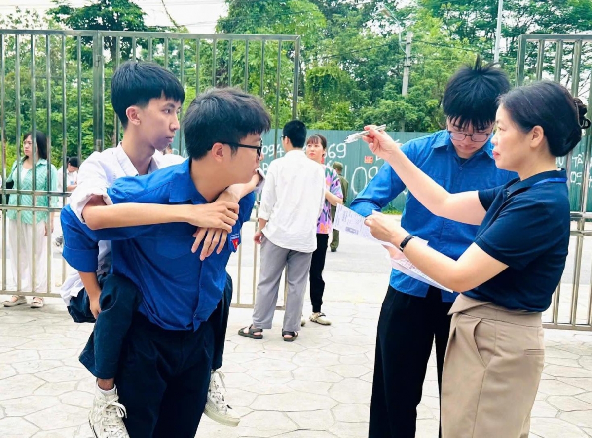 Sĩ tử đặc biệt được "áo xanh" cõng đến trường thi (Ảnh: Thành đoàn Hà Nội)