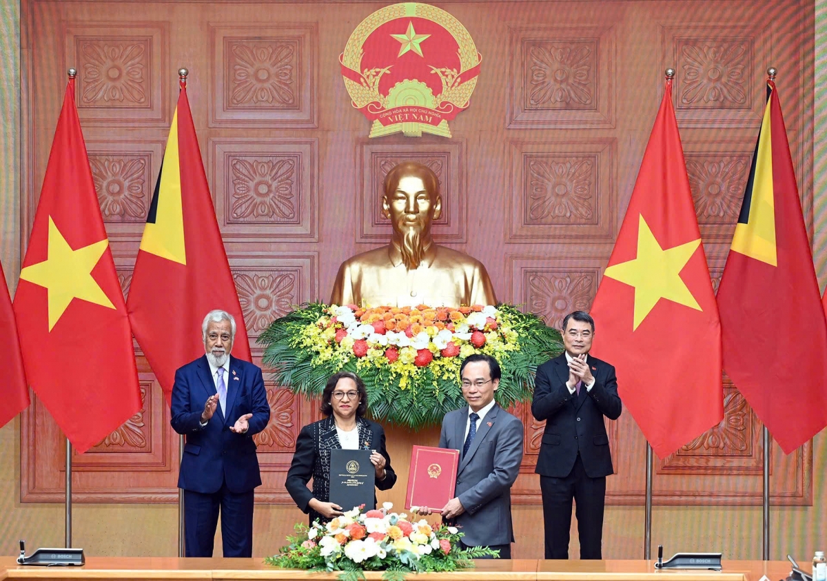 Bộ trưởng Hoàng Minh Sơn cùng Bộ trưởng Giáo dục Timor-Leste Dulce de Jesus Soares ký Bản ghi nhớ về hợp tác giáo dục (Ảnh MOET)