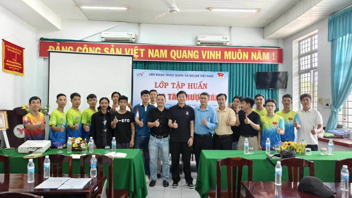 Chuyên gia Tian Jun và các thành viên lớp tập huấn trọng tài Trượt ván Quốc gia (ảnh: SFV)