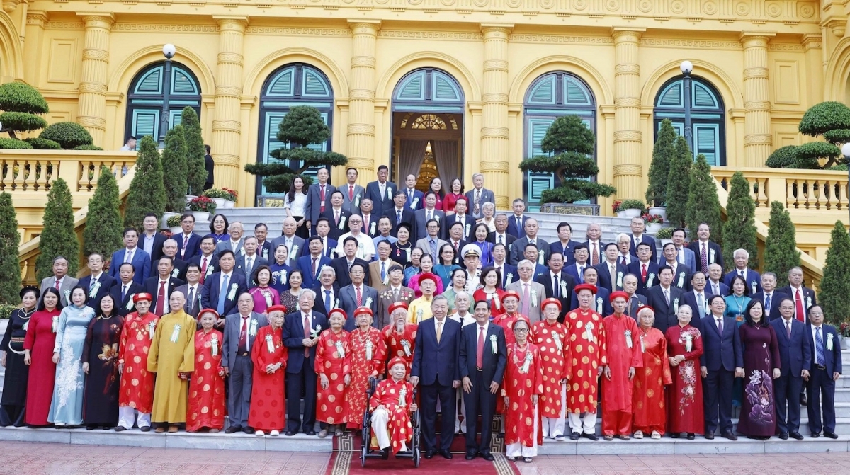 Tổng Bí thư, Chủ tịch nước Tô Lâm chụp ảnh lưu niệm cùng các đại biểu - Ảnh: TTXVN