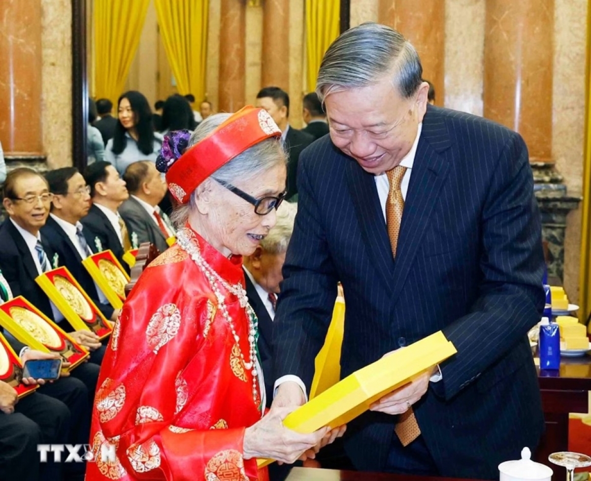 Tổng Bí thư, Chủ tịch nước Tô Lâm tặng quà cho các đại biểu - Ảnh: TTXVN