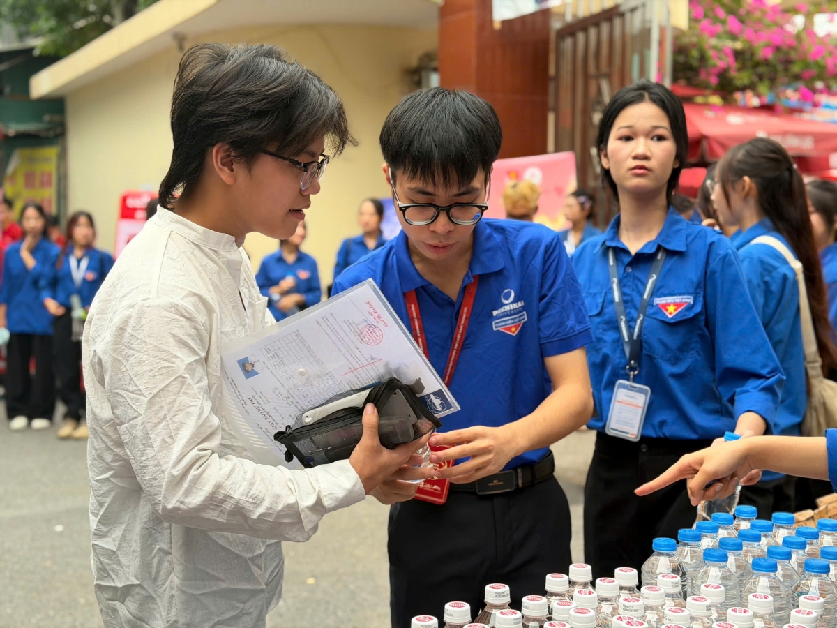 Những chai nước "giảm nhiệt" cho thí sinh trong những ngày diễn ra kỳ thi
 