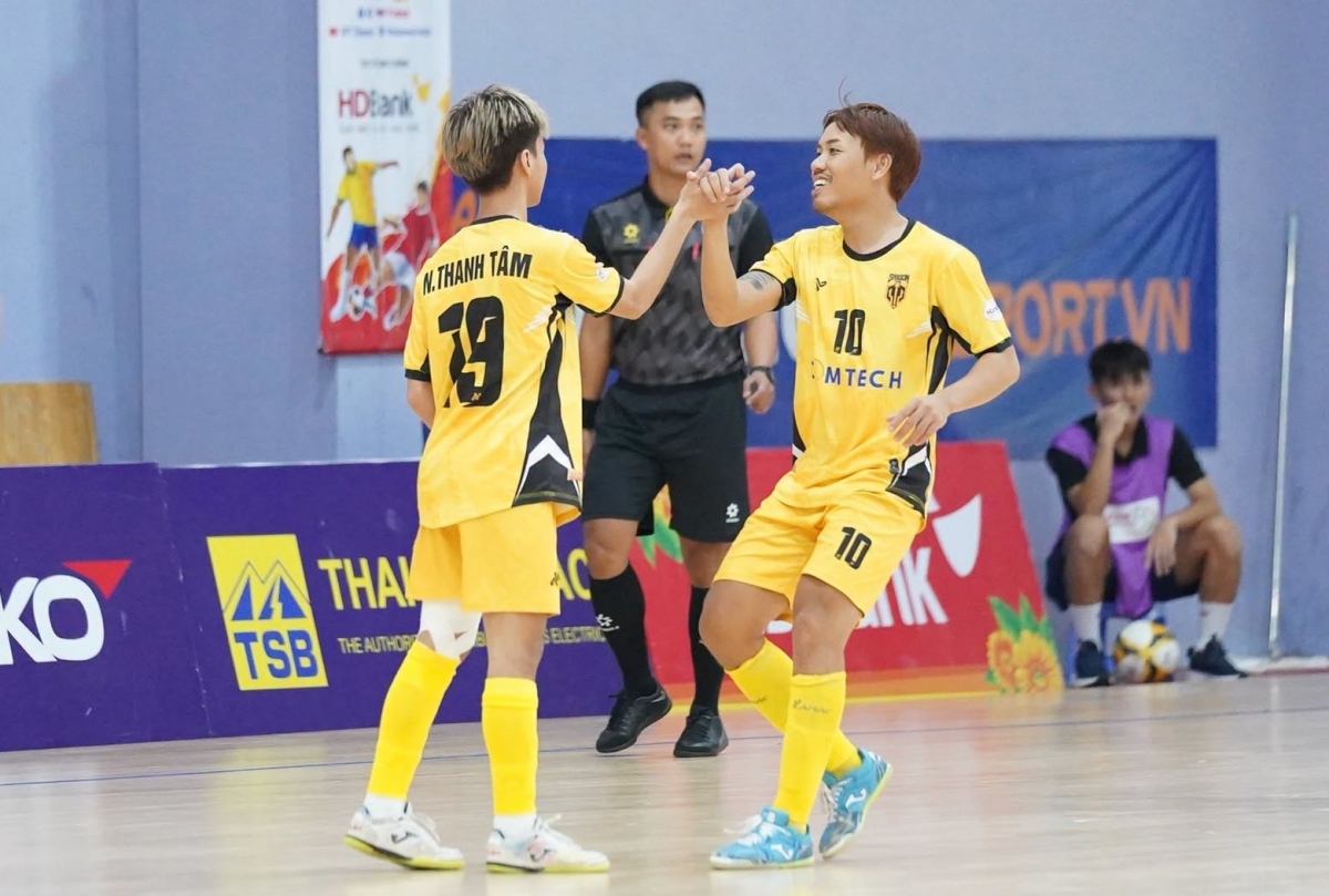 Thanh Tâm và Phi Tiến (số 10) cùng lập cú đúp mang về 3 điểm cho Sài Gòn Titans (Ảnh VOV)