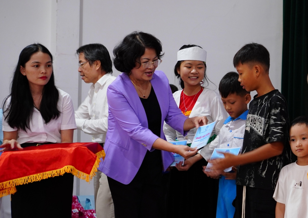 Nguyên Phó Chủ tịch nước Đặng Thị Ngọc Thịnh trao quà cho trẻ em tham gia chương trình: "Thắp sáng những ước mơ". Ảnh: HBVQTE